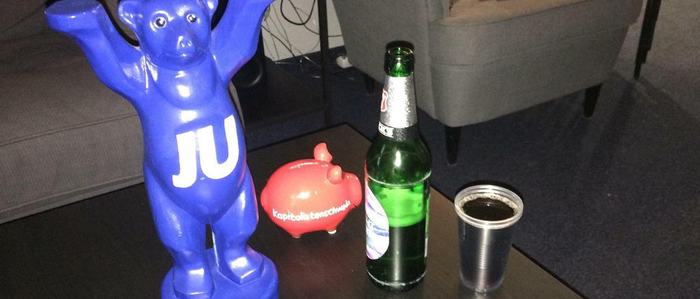 Party und Politik. Die Mitglieder der Jungen Union in Reinickendorf treffen sich einmal monatlich zur JU-Lounge, "um gemeinsam ins Wochenende zu starten".