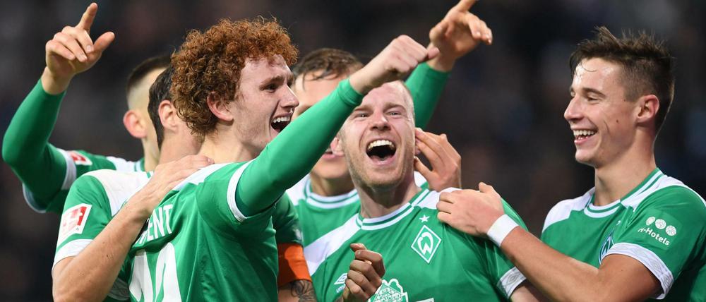 Joshua Sargent (l.) jubelt über sein erstes Tor in der Fußball-Bundesliga. 