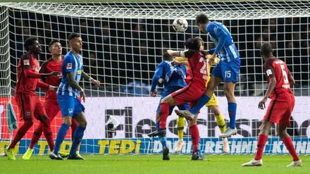 Marko Grujic steigt hoch und trifft zum 1:0 für Hertha.