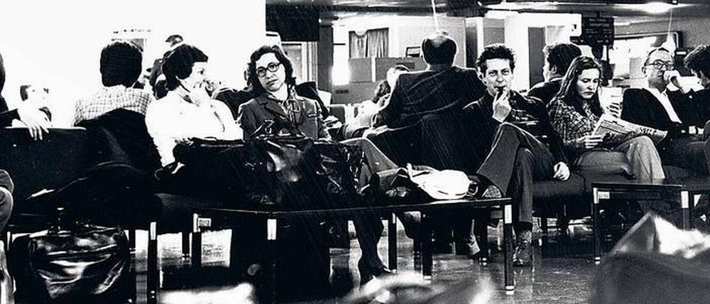 Duft der großen weiten Welt. Musiker und Musikerinnen des Berliner Sinfonie-Orchesters auf einem spanischen Flughafen in den 70er Jahren.