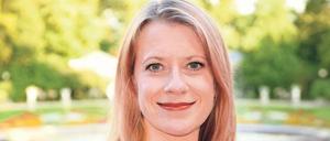 Erfolg und Zweifel. Caroline Peters dreht für Film und Fernsehen, steht auf Theaterbühnen und ist Mitglied im Burgtheater-Ensemble. Aber noch heute hat die gefeierte Schauspielerin den Eindruck, sie müsse ihren Beruf verteidigen.