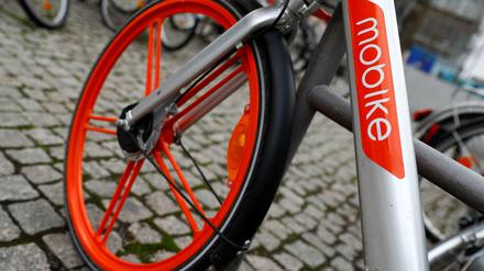 Ein Fahrrad von Mobike in der Nähe des Berliner Hauptbahnhofs.