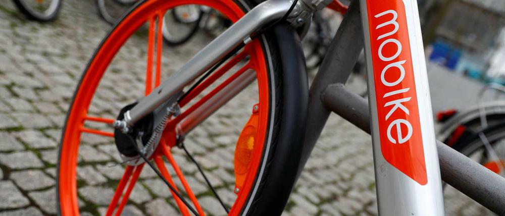 Ein Fahrrad von Mobike in der Nähe des Berliner Hauptbahnhofs.