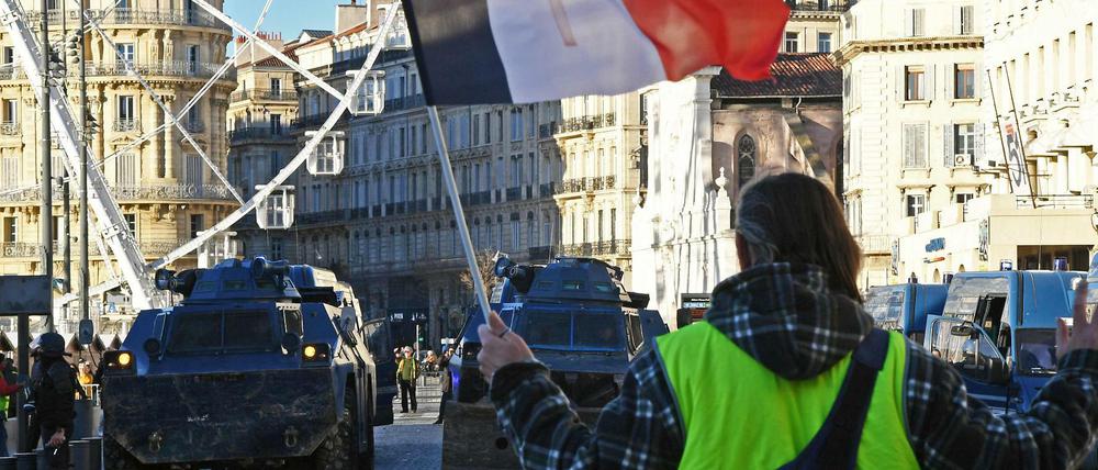 Landesweiter Protest. Auch in Marseille standen sich am Samstag Gelbwesten und Polizei gegenüber. 