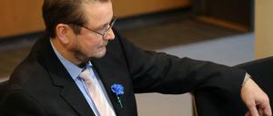 Andreas Wild (AfD) sorgte mit dem Tragen der blauen Kornblume wiederholt für Entsetzen.
