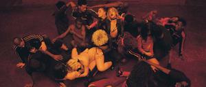 Choreografie der Gewalt: Die Körper der Tänzerinnen und Tänzer verknoten sich im besinnungslosen Rausch.