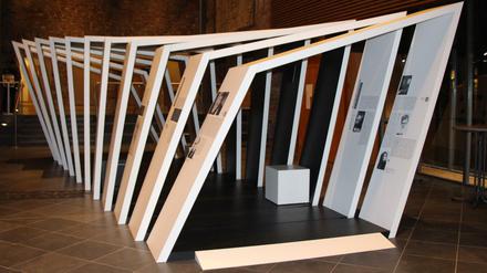 Beschrifteter Tunnel. Hier noch in Rostock, steht die Ausstellung mittlerweile in der "Hanns Eisler"-Musikhochschule