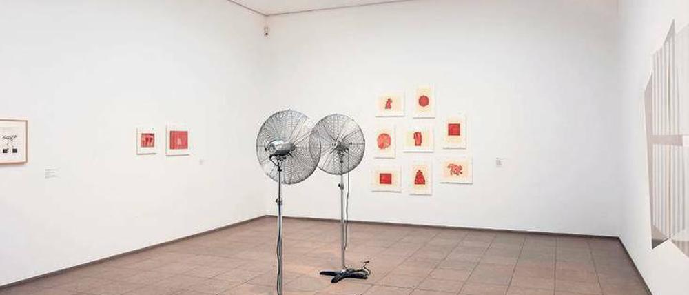 Nachbarn. Die Installation „Ventilatoren“ von Roman Signer (1998).