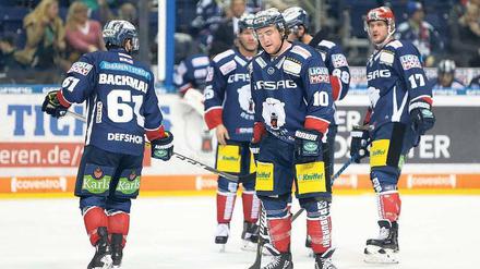 Kollektives Versagen. Die Eisbären zeigen zur Zeit daheim dürftige Leistungen, am Sonntag gab es ein 1:4 gegen Wolfsburg. Foto: Gora/Imago