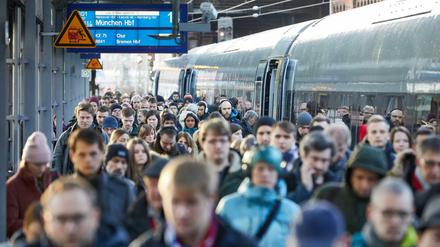 Die Eisenbahn- und Verkehrsgewerkschaft (EVG) hatte für Montag uu einem bundesweiten Warnstreik aufgerufen.