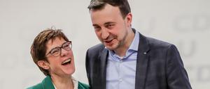 Annegret Kramp-Karrenbauer, Bundesvorsitzende der CDU, steht mit dem neugewählten CDU Generalsekretär Paul Ziemiak