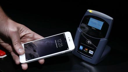 Vier Jahre nach dem Start des iPhone-Bezahldiensts Apple Pay in den USA ist der Service seit Dienstag auch in Deutschland verfügbar.