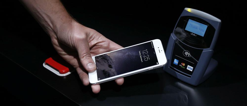 Vier Jahre nach dem Start des iPhone-Bezahldiensts Apple Pay in den USA ist der Service seit Dienstag auch in Deutschland verfügbar.