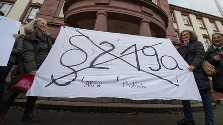 W mit 219a: Die SPD will den Paragraf abschaffen, die Union ist dagegen. Foto: Boris Roessler/dpa 