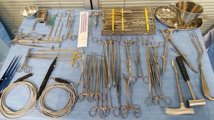 Das Notfall-OP-Set mit umfasst 194 verschiedene Teile. 