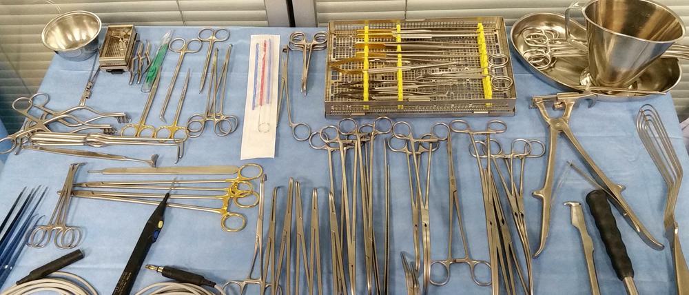 Das Notfall-OP-Set mit umfasst 194 verschiedene Teile.