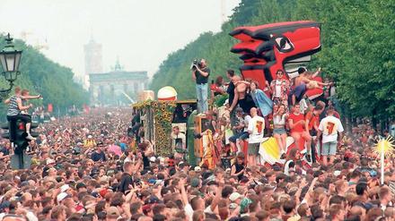 An der Love Parade 1996 in Berlin nahmen eine Million Menschen teil. Für Joachim Hentschel war sie Ausdruck „einer ständigen Lebenshaltung“.