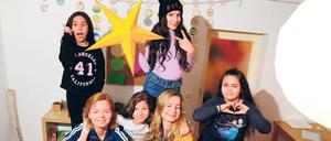 Starkes Team. Jessica Fuchs (2.v.r.) und die Schülerinnen vom Mädchenladen in Kreuzberg bitten um Spenden. 