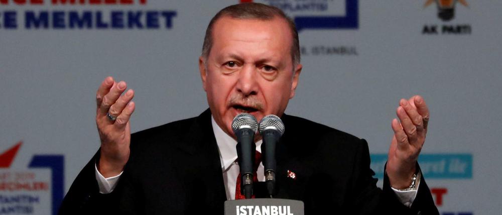 Die Türkei hatte Anfang Dezember gegen Saud al-Kahtani, einem engen Vertrauten des Prinzen, und den Ex-Geheimdienst-Vizechef Ahmed al-Asiri Haftbefehle erlassen.