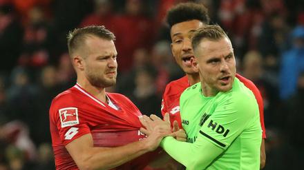 Nichts als Ärger um den Videobeweis: Der Mainzer Daniel Brosinskiwird nach dem 1.1 per Elfmeter von Hannovers Marvin Bakalorz bedrängt. 