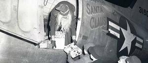„Operation Santa Claus“. Etwa 100 000 Weihnachtspäckchen wurden während der Luftbrücke 1948 nach West-Berlin eingeflogen.