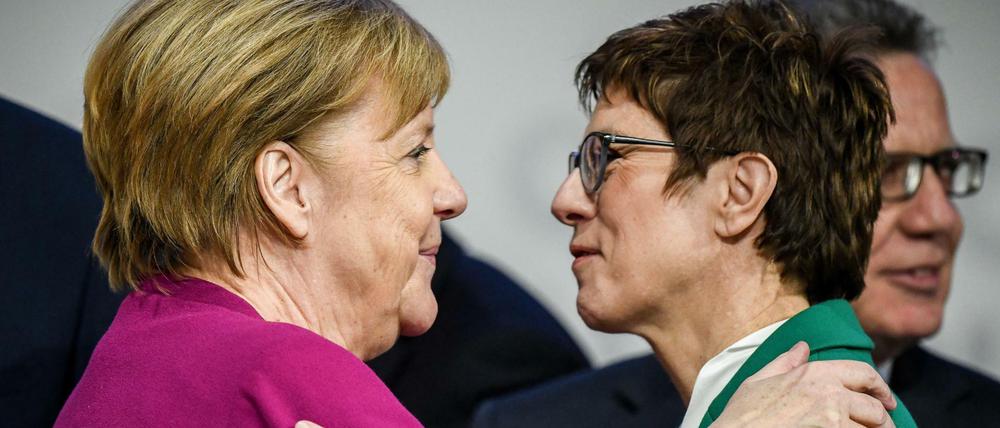 Annegret Kramp-Karrenbauer (r) Bundesvorsitzende der CDU, verabschiedet sich von Bundeskanzlerin Angela Merkel (CDU) nach dem CDU-Bundesparteitag.