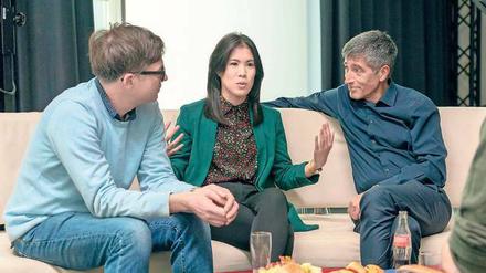 „Die Leute sind verdrossen, jetzt sind wir dran.“ Am Dienstag moderiert Ranga Yogeshwar, 59 (rechts), zum letzten Mal „Quarks“, das Wissenschaftsmagazin im WDR-TV (ab 20 Uhr 15), das er vor 25 Jahren gegründet hat. Seit 2010 wird das Magazin auch von Ralph Caspers, 46, („Wissen macht Ah!“) moderiert. 2018 stieß die promovierte Chemikerin Mai Thi Nguyen-Kim, 31, dazu, die für ihre Webvideos mehrfach ausgezeichnet wurde. Den Youtube-Kanal „maiLab“ betreibt sie für Funk, das Jugendangebot von ARD und ZDF.