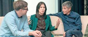 „Die Leute sind verdrossen, jetzt sind wir dran.“ Am Dienstag moderiert Ranga Yogeshwar, 59 (rechts), zum letzten Mal „Quarks“, das Wissenschaftsmagazin im WDR-TV (ab 20 Uhr 15), das er vor 25 Jahren gegründet hat. Seit 2010 wird das Magazin auch von Ralph Caspers, 46, („Wissen macht Ah!“) moderiert. 2018 stieß die promovierte Chemikerin Mai Thi Nguyen-Kim, 31, dazu, die für ihre Webvideos mehrfach ausgezeichnet wurde. Den Youtube-Kanal „maiLab“ betreibt sie für Funk, das Jugendangebot von ARD und ZDF.