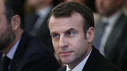 Emmanuel Macron gilt oft als arrogant. Nun will er den Gelbwesten, den Ärmsten im Land, entgegenkommen.