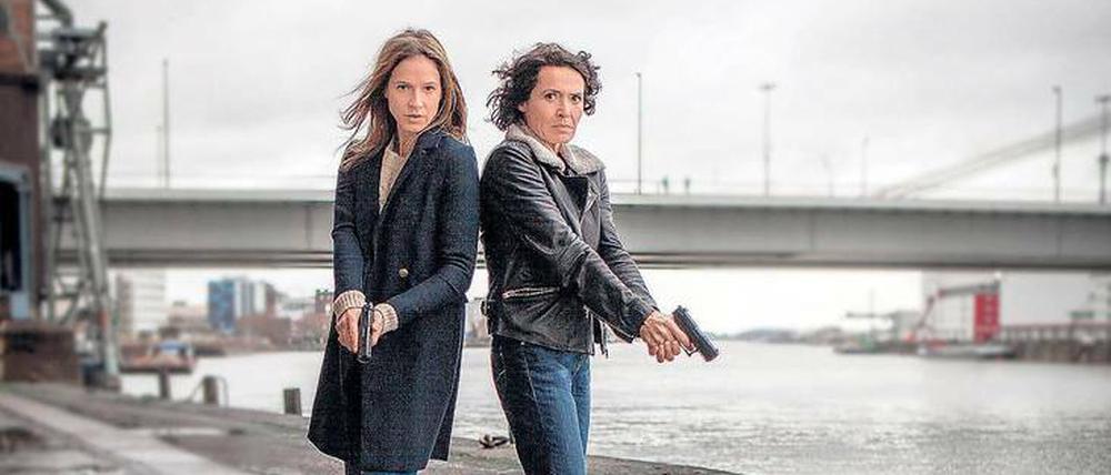 Bedingt abwehrbereit. Das Ermittlerteam Lena Odenthal (Ulrike Folkerts, rechts) und Johanna Stern (Lisa Bitter) in Ludwigshafen muss lernen, dass die Gefahr für Leib und Leben auch von oben kommen kann. Foto: SWR