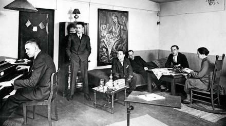 Männerfreunde. Bert Brecht (stehend) posiert 1927 für das Magazin „Uhu“ in seiner Atelierwohnung im später kriegszerstörten Haus Spichernstraße 16. Am Klavier der Boxer Paul Samson-Körner, rechts Elisabeth Hauptmann, Brechts Co-Autorin.