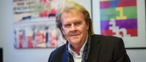 Howard Carpendale trägt sich während eines Besuches im Rathaus von Berlin in das Gästebuch der Stadt ein.