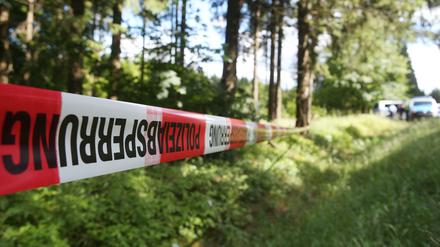 Ein Absperrband der Polizei umzäunt ein Waldstück. Ein Pilzsammler fand hier im Juli 2016 Skelettteile der vermissten Peggy.