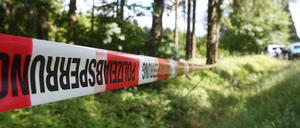 Ein Absperrband der Polizei umzäunt ein Waldstück. Ein Pilzsammler fand hier im Juli 2016 Skelettteile der vermissten Peggy.