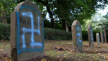 Schmierereien an Grabsteinen auf dem jüdischen Friedhof in Kröpelin. 