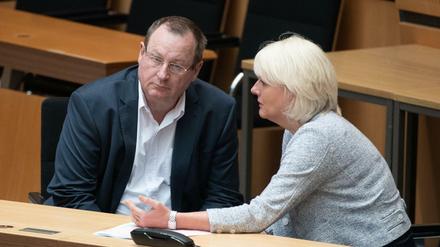 Regine Günther (Bündnis 90/ Die Grünen) spricht mit ihrem Staatssekretär Jens-Holger Kirchner.