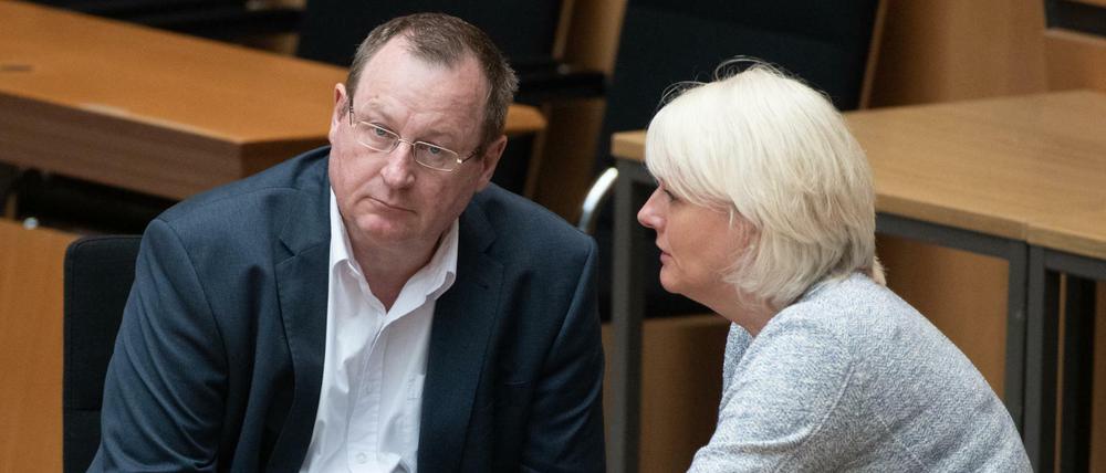 Regine Günther (Bündnis 90/ Die Grünen) spricht mit ihrem Staatssekretär Jens-Holger Kirchner.