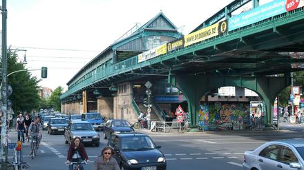 Viel los. In der Schönhauser Allee fehlt Platz für Radler und Fußgänger.
