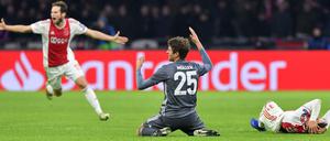 Nur einer der vielen Aufreger. Thomas Müller trifft Ajax' Nicolas Tagliafico mit den Stollen am Kopf und sieht die Rote Karte. 