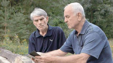 Was der Vater schrieb. Die Brüder Sebastian (l.) und Christian Weisenborn mit dem Tagebuch von Günther Weisenborn. 