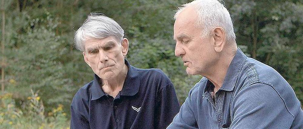 Was der Vater schrieb. Die Brüder Sebastian (l.) und Christian Weisenborn mit dem Tagebuch von Günther Weisenborn. 