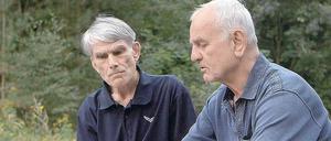 Was der Vater schrieb. Die Brüder Sebastian (l.) und Christian Weisenborn mit dem Tagebuch von Günther Weisenborn.