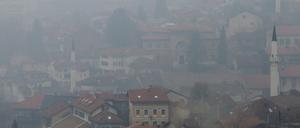 Eine Stadt wird unsichtbar: Im Winter herrscht dicker Smog über Sarajevo.