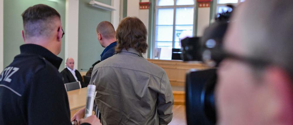 Der Angeklagte im Prozess wegen sexuellen Missbrauchs des Kindes seiner damaligen Lebenspartnerin wird in einen Verhandlungssaal des Landgerichts geführt.