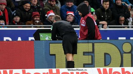 Keine Garantie für richtige Entscheidungen: Schiedsrichter Tobias Welz schaut sich beim Spiel Freiburg gegen Leipzig den Videobeweis auf einem Monitor an und entscheidet auf Elfmeter. 