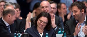 Auf dem SPD-Parteitag im April beklatschte Dietmar Woidke (hinter Andrea Nahles) die Parteichefin, nun widerspricht er ihr.