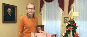 Biedermeier und die Kerzenleuchter. Der Historiker Jan Mende ist seit acht Jahren Kurator im Museum Knoblauchhaus in Mitte.