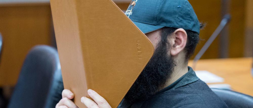 Halil D. konnte nicht nachgewiesen werden, einen Anschlag auf ein Radrennen geplant zu haben. Wegen anderer Verstöße wurde er zu zweieinhalb Jahren Haft verurteilt.