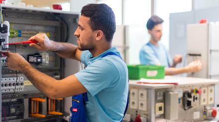 In der Siemens-Förderklasse erlernen insgesamt 17 junge Flüchtlinge im Alter von 18 bis 24 Jahre unter anderem die Grundlagen der Elektrotechnik.