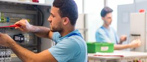 In der Siemens-Förderklasse erlernen insgesamt 17 junge Flüchtlinge im Alter von 18 bis 24 Jahre unter anderem die Grundlagen der Elektrotechnik.
